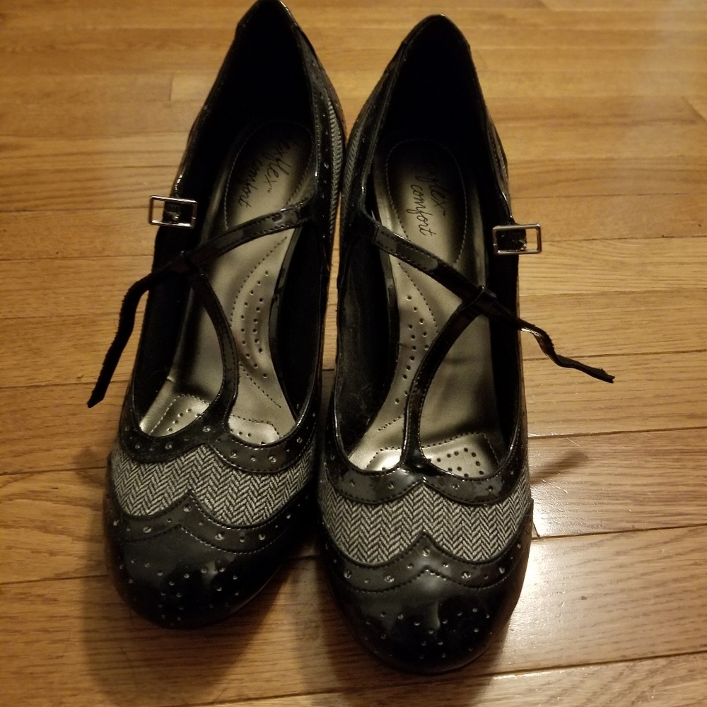 Black and Gray Dexflex Comfort Heels